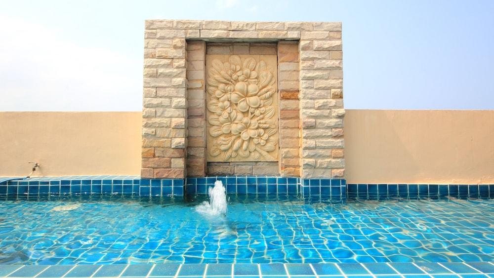 Aiyara Palace Pattaya Exteriér fotografie A wall fountain